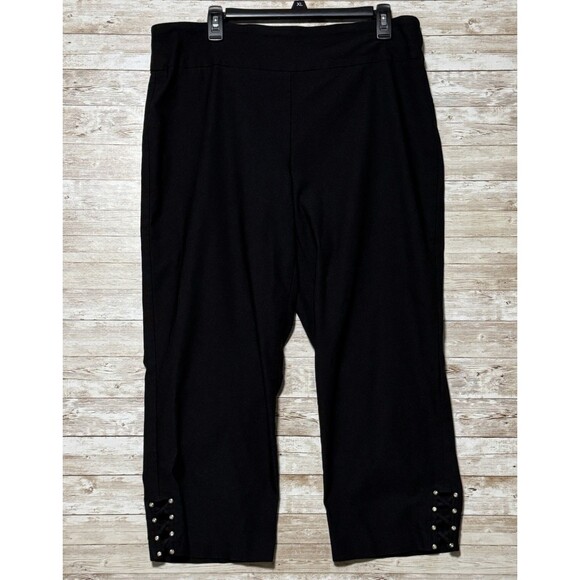 Attyre Woman Pull On Black Capri Pants Size 16W Stretch Flat Front Gold Buttons - Picture 1 of 10